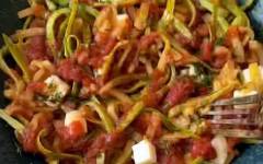 Спагетти из кабачков цуккини и помидорами на сковороде