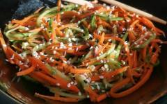 Салат из огурца, моркови и зелени