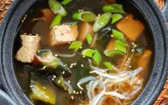 Домашний мисо суп японский с тофу и грибами