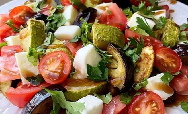 Салат с хрустящими баклажанами, кабачками и помидорами рецепт