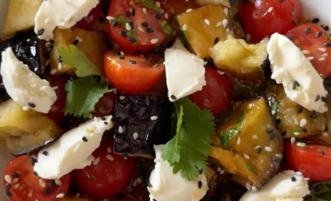 Теплый салат с хрустящими баклажанами и помидорами рецепт