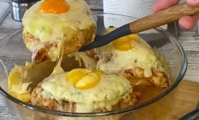 Запеченное куриное филе с сыром и яйцом в духовке рецепт