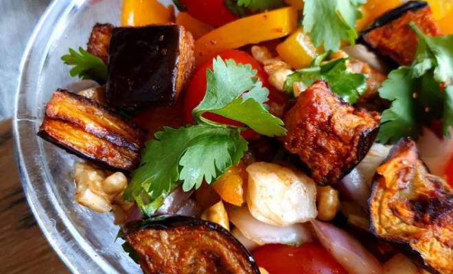 Салат с баклажанами, перцем, помидорами и орехами рецепт