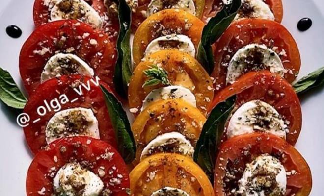 Капрезе моцарелла с помидорами и базиликом рецепт