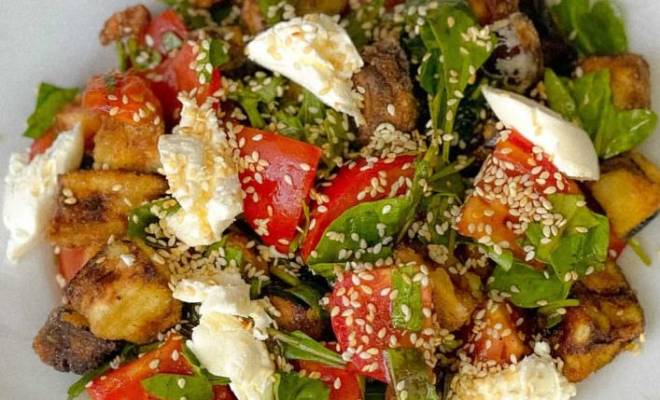 Салат с жареными хрустящими баклажанами, помидорами и рукколой рецепт