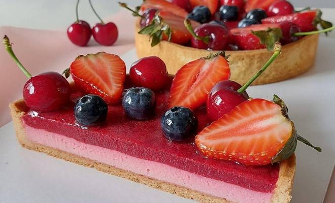 Песочный тарт с ягодами, йогуртовым кремю и вишневым кули рецепт