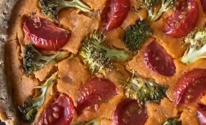 Веганский пирог киш с грибами, брокколи, луком и помидорами рецепт