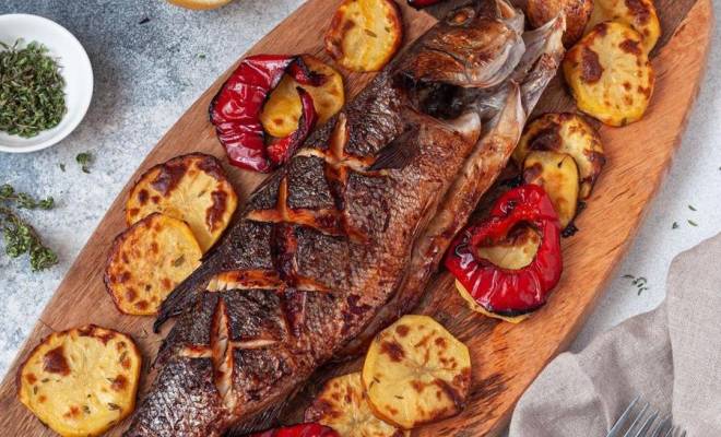 Запеченная рыба Сибас с картофелем и болгарским перцем рецепт