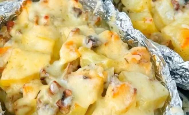 Запеченный картофель с курицей, шампиньонами и сыром в духовке рецепт