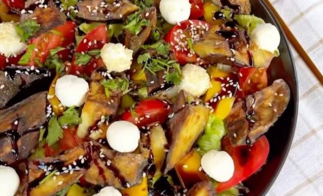 Теплый салат с баклажанами, помидорами и болгарским перцем рецепт