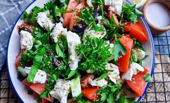 Салат с сыром моцареллой, помидорами, огурцами и оливками рецепт