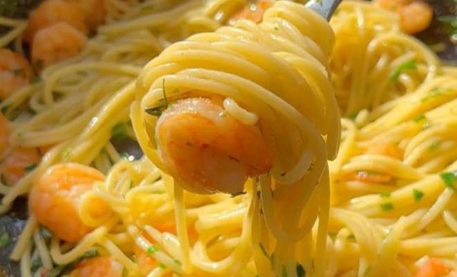 Чесночная паста спагетти с креветками на сковороде рецепт
