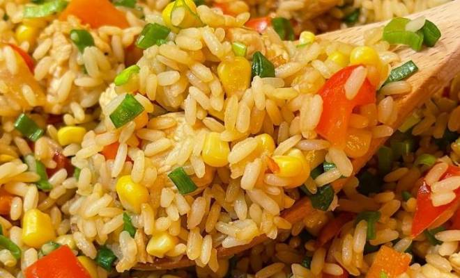 Жареный рис с курицей и овощами на сковороде рецепт