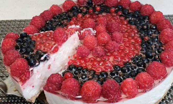Летний ягодный торт без выпечки из творога, печенья и ягод рецепт
