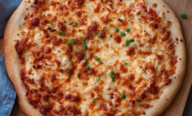 Дрожжевая пицца с сыром сулугуни, адыгейским и кетчупом рецепт