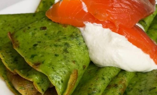 Зеленые блинчики со шпинатом с красной рыбой и творожным сыром рецепт
