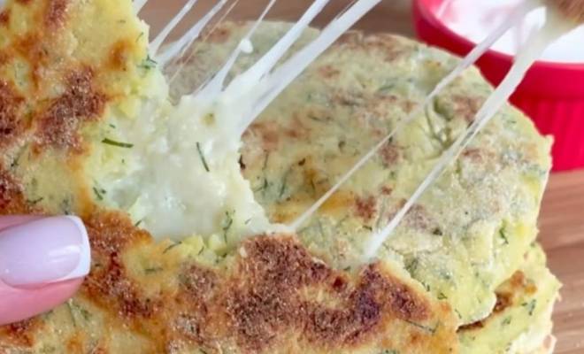 Картофельные лепешки на сковороде с сыром и зеленью рецепт
