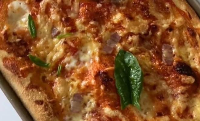 Домашняя пицца с сыром моцарелла и томатным соусом пассата рецепт