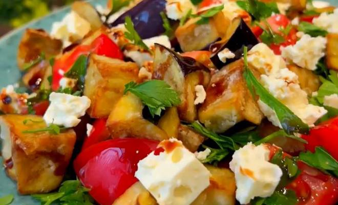 Салат с жареными хрустящими баклажанами, помидорами и сыром рецепт