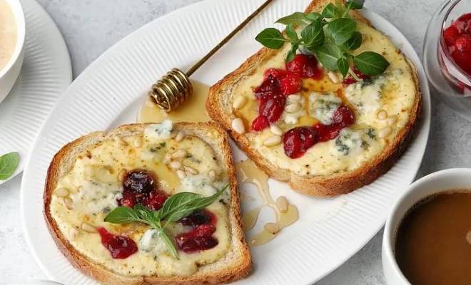 Запеченные тосты со сметаной, ягодами и сыром в духовке рецепт