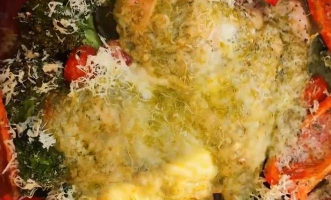 Сочная курица грудка под соусом песто и сыром с овощами рецепт