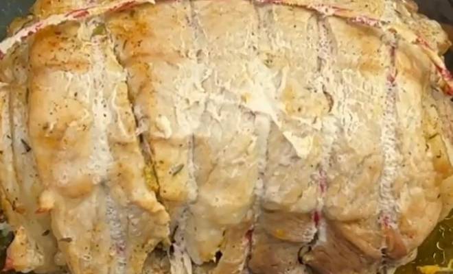 Мясной рулет из свинины с начинкой из бекона и огурцов в духовке рецепт