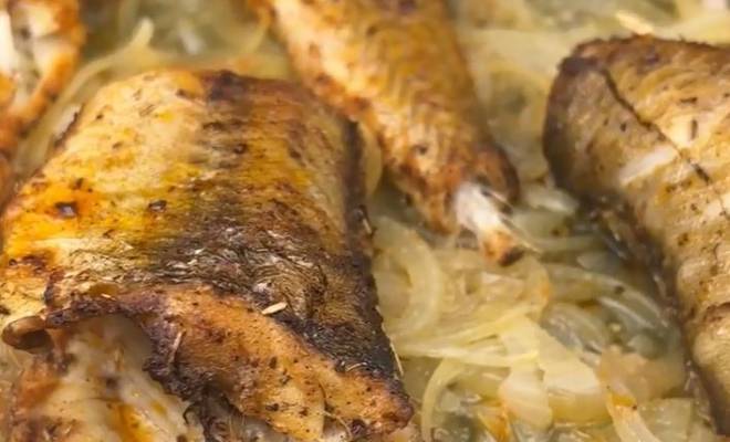Запеченная рыба минтай с луком в духовке рецепт
