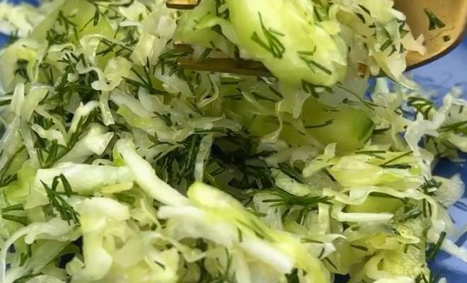 Салат из капусты, огурцов и зелени рецепт