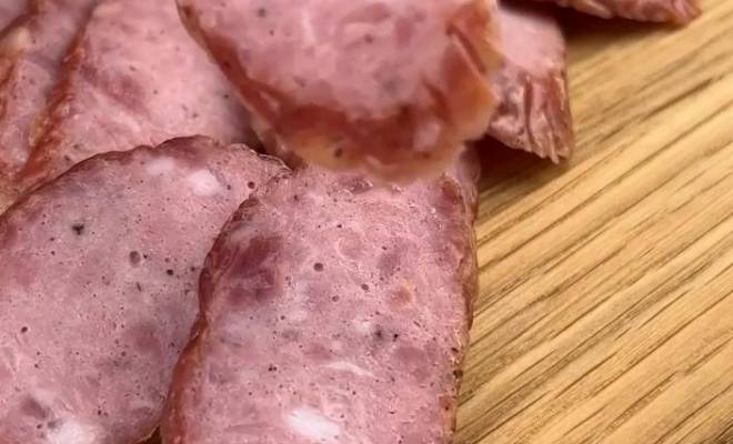 Ингредиенты для свиной колбасы с чесноком