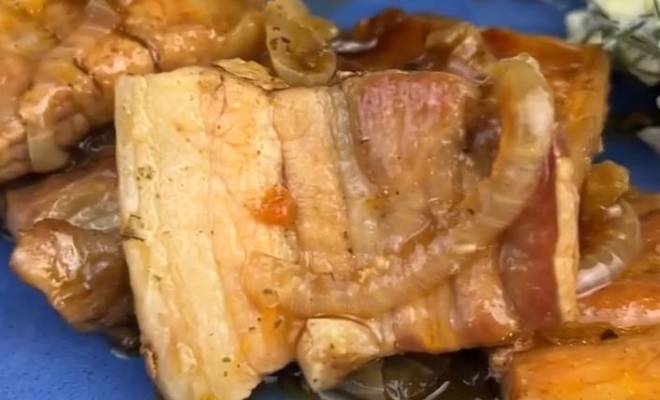 Как пожарить сочное мясо свиную грудинку с луком на сковороде рецепт