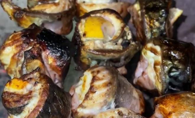 Шашлык из рыбы скумбрии на мангале на шампурах рецепт