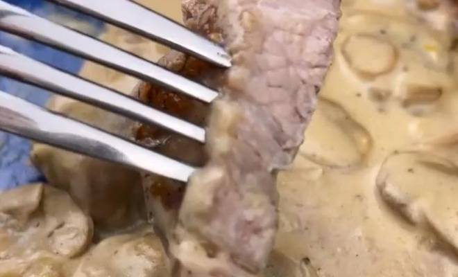 Сочный стейк из свинины на сковороде в сливочном соусе с грибами рецепт
