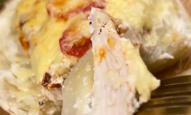 Куриное филе с капустой, помидорами, сыром и сметаной в духовке рецепт