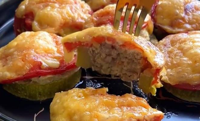 Кабачки с фаршем, помидорами, сыром и сметаной в духовке рецепт