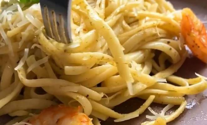 Паста спагетти с соусом песто, креветками и сыром рецепт