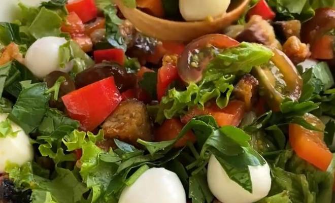 Салат с хрустящими баклажанами, помидорами, перцем и сыром рецепт