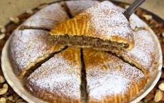 Ореховый пирог с грецкими орехами и сахаром на сметане