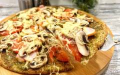 Пицца на кабачковой основе на сковороде с помидорами