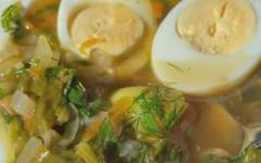 Зеленый суп с щавелем и яйцом