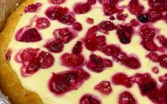 Творожно сметанный пирог с ягодами
