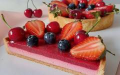 Песочный тарт с ягодами, йогуртовым кремю и вишневым кули