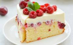 Пирог с ягодами и сметанным кремом