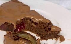 Шоколадный пирог с вишней на кефире и какао в духовке