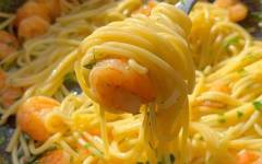 Чесночная паста спагетти с креветками на сковороде