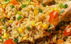 Жареный рис с курицей и овощами на сковороде