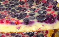 Французский десерт клафути с ягодами на сливках
