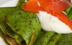 Зеленые блинчики со шпинатом с красной рыбой и творожным сыром