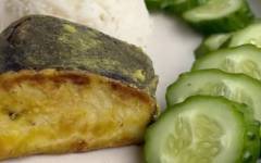 Вегетарианская жареная рыба из сыра тофу на сковороде