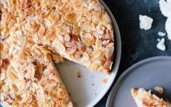 Творожно ореховый пирог с персиками и миндалем