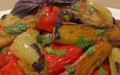 Салат из баклажанов, помидоров, перца и чеснока